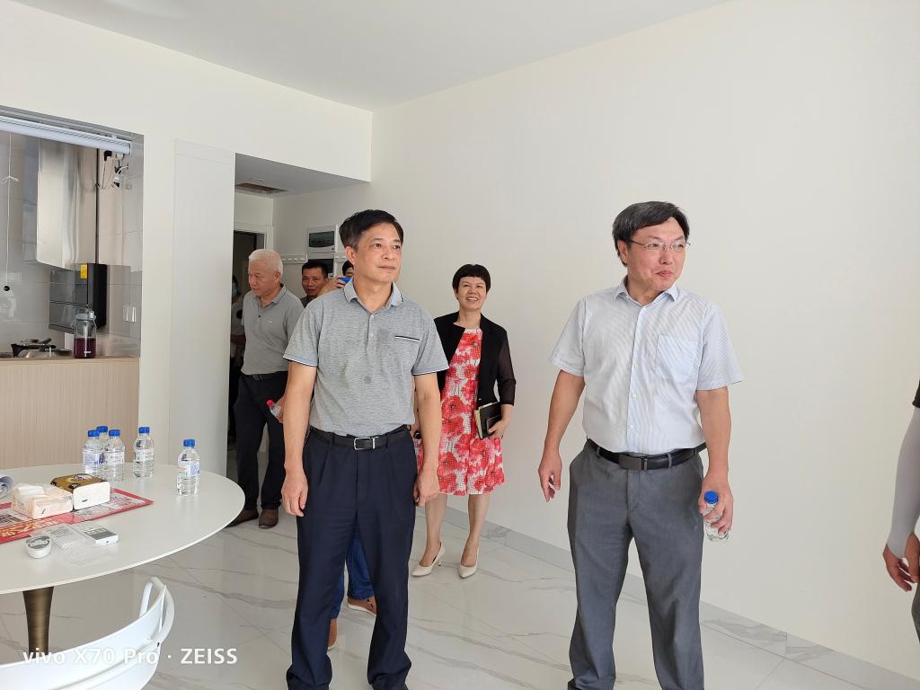 李传起校长一行深入明秀一期住宅小区现场考察
