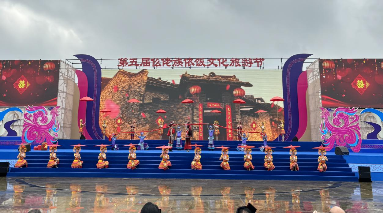 音乐与舞蹈学院教师受邀参与罗城仫佬族自治县文化旅游节文艺表演指导