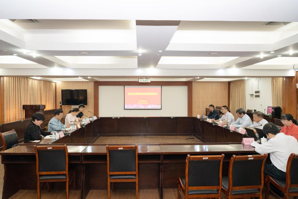 自治区教育厅副厅长伍锦昌一行到我校调研教师培训工作