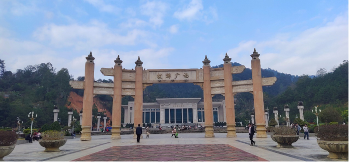 位于烈士公园中心的拔群广场,这是为纪念革命领袖韦拔群而建设的,同时