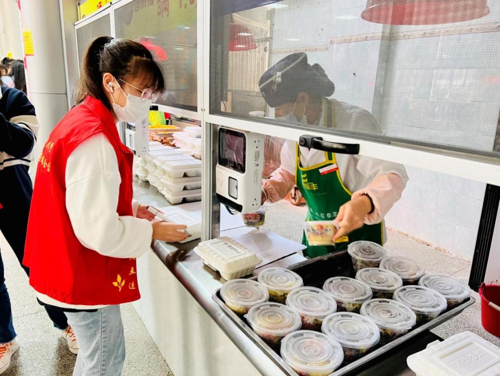 我校各校区开展“壮族三月三”为疫情隔离学生送五色糯米饭活动