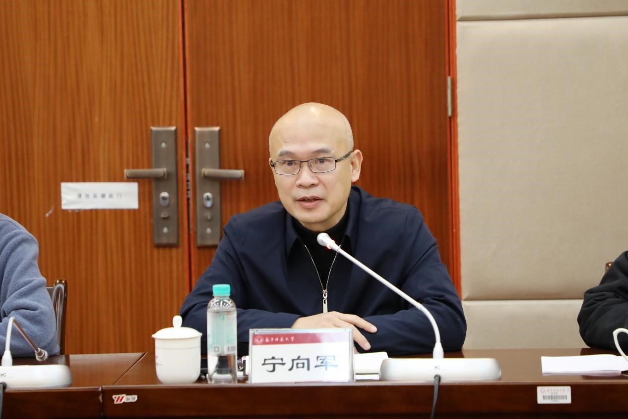 局总工程师宁向军共同为我校的"广西海洋科普基地和意识教育基地"揭牌