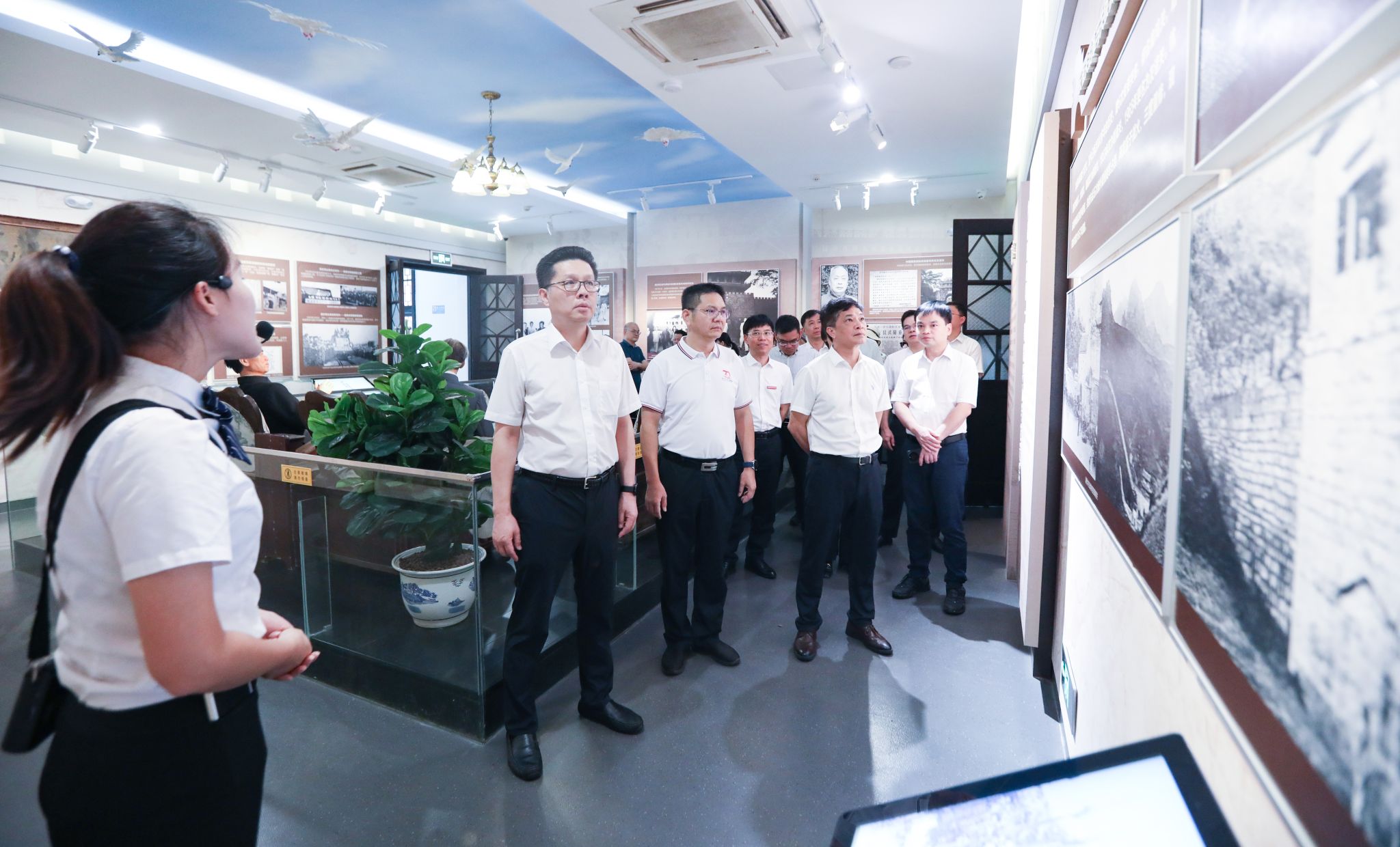 学校举行2024年中层干部思想教育暨领导力提升培训班现场教学
