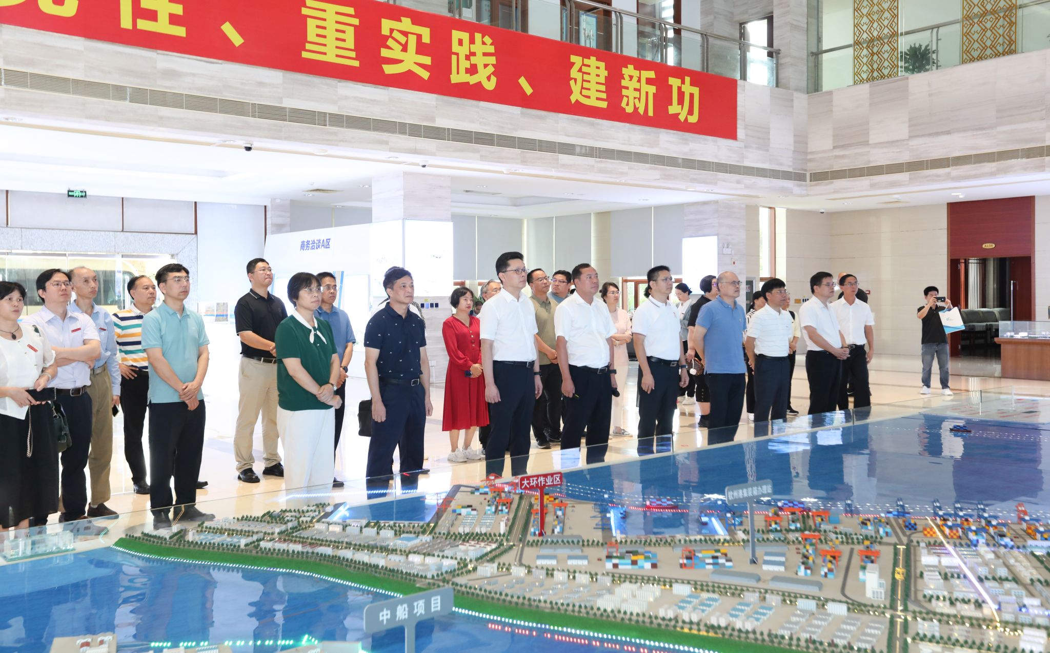 学校举行2024年中层干部思想教育暨领导力提升培训班现场教学