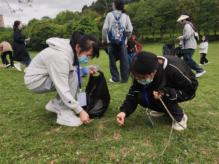 国际教育学院大学生青年志愿者协会开展狮山公园清洁活动