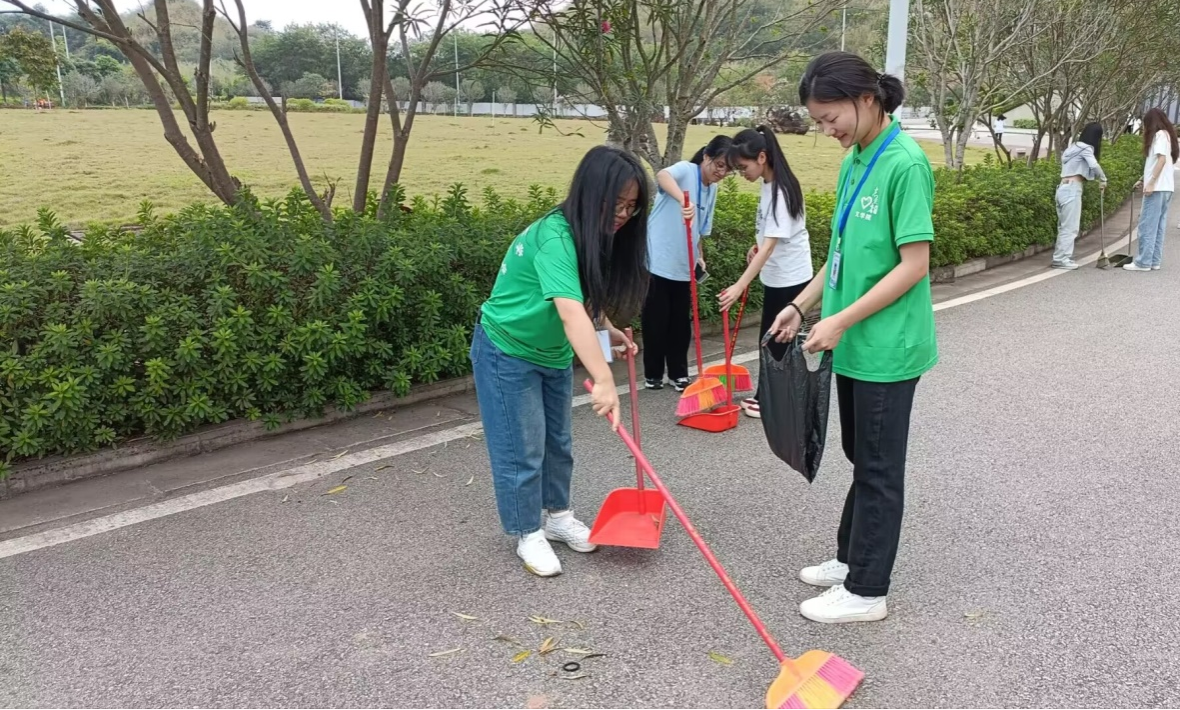 文学院青年志愿者协会顺利开展校园清扫活动