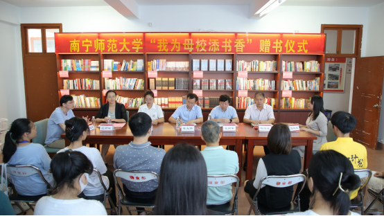 我校举行“我为母校添书香”赠书仪式