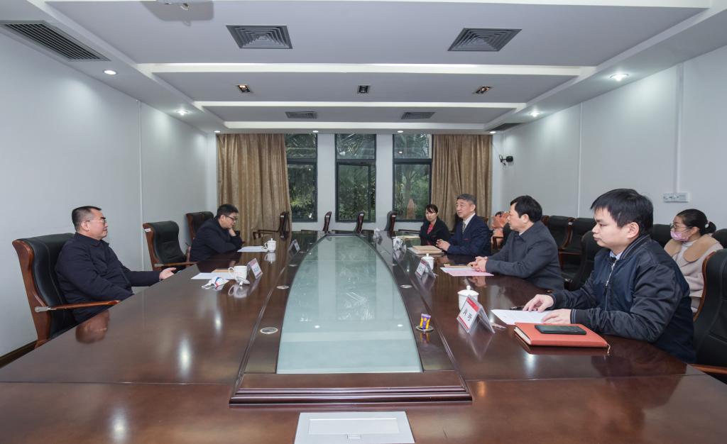 自治区科技厅领导来校看望慰问侯彦林教授