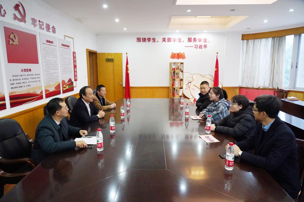 我校李丰生书记看望慰问暂缓离校学生