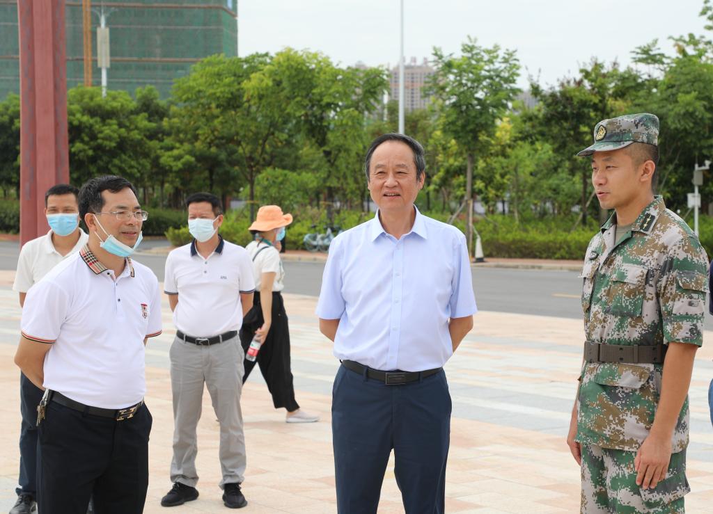 党委书记李丰生慰问军训师生和留校学生
